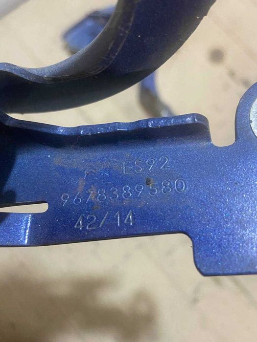 Петля капота права ліва пежо 2008