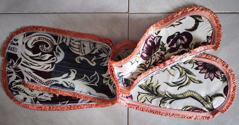 Colcha com franja e naperons de quarto antiga