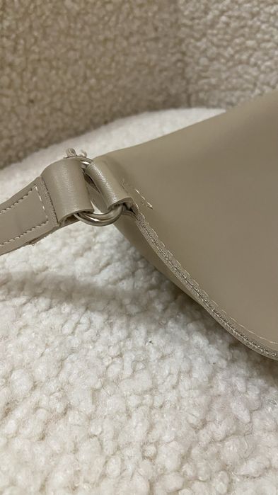 Бежева сумочка через плече