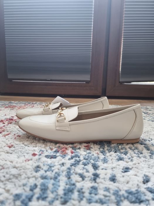 Nowe skórzane mokasyny / loafersy Geox Respira, beżowe/kremowe, złoty łańcuch