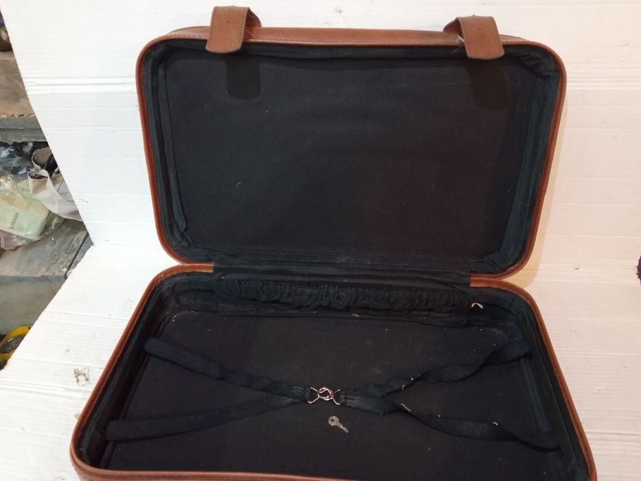 Продаю чемодан валізу в доброму стані колір коричневий