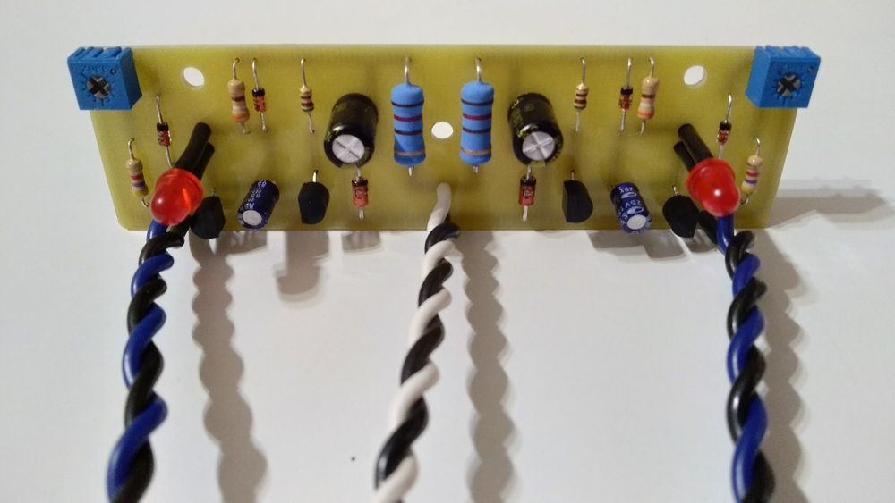 Индикатор перегрузки (clip detector) для усилителя мощности.