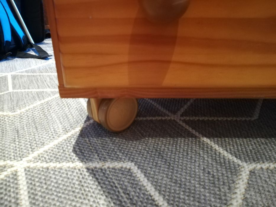 Cómoda em madeira clara de alta qualidade