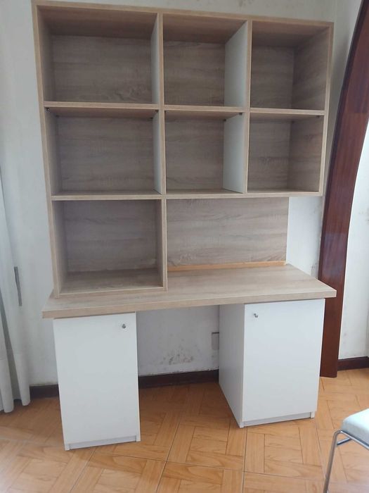 movel de televisão com 2 portas e prateleiras