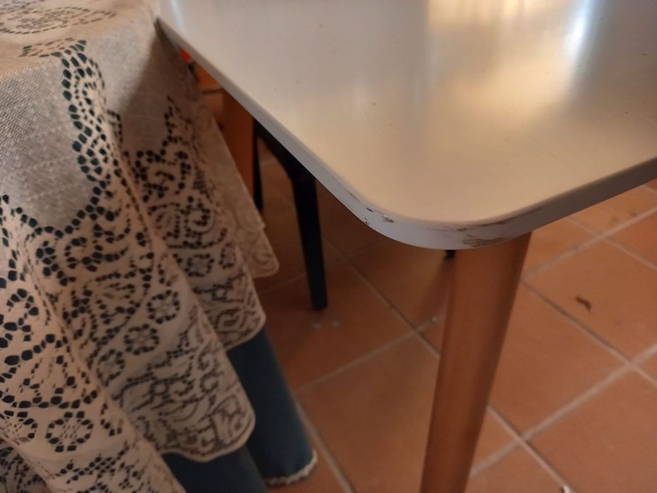 Mesa de madeira tampo branco