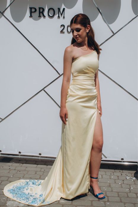 Продаж випускної сукні