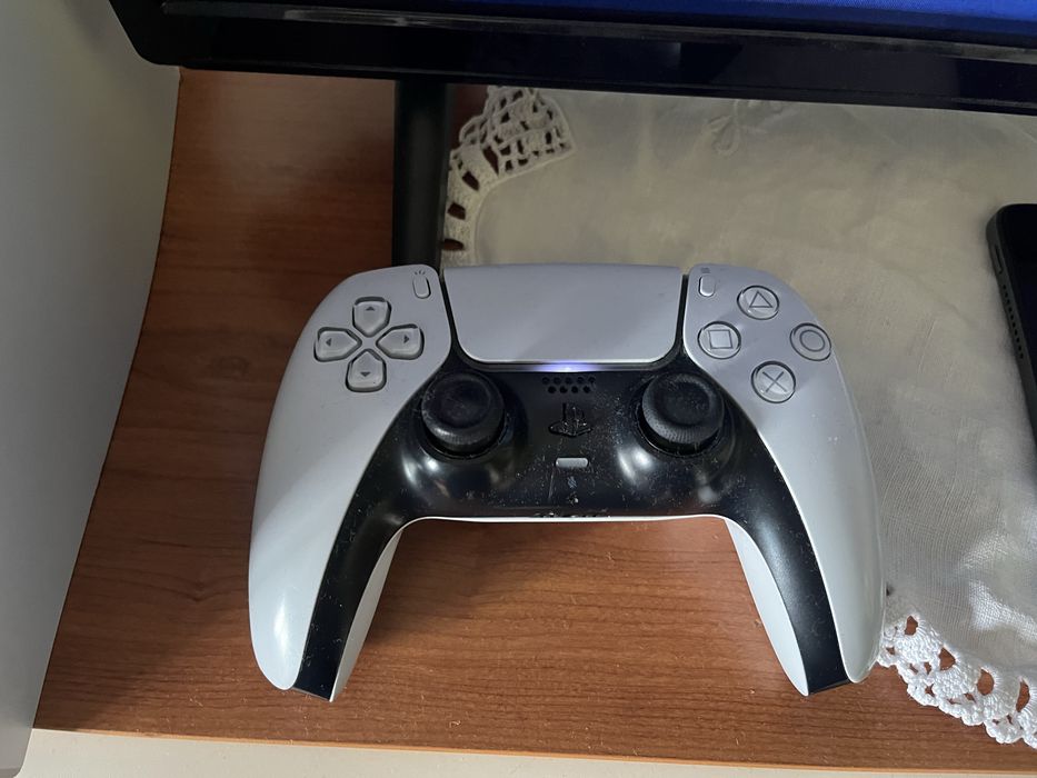 Ps5 dois comandos conta com varios jogos …… tem fifa 26