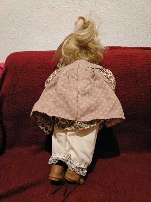 Boneca de porcelana com almofada de ursinho  dela