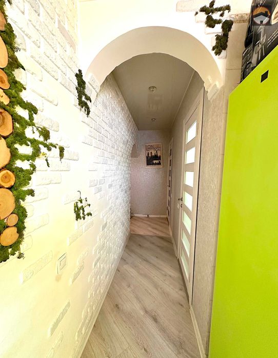 Продається 2-х кімнатна сталінка в Центрі  "Будинок зі Шпилем"