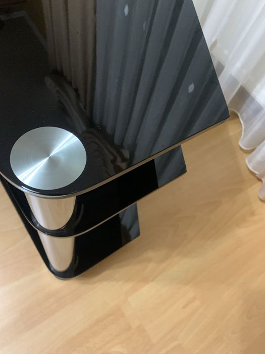 Стіл скляний , чорного кольру .