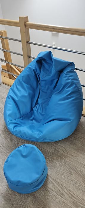 Pufa do siedzenia lub leżenia w kolorze jasnoniebieskim