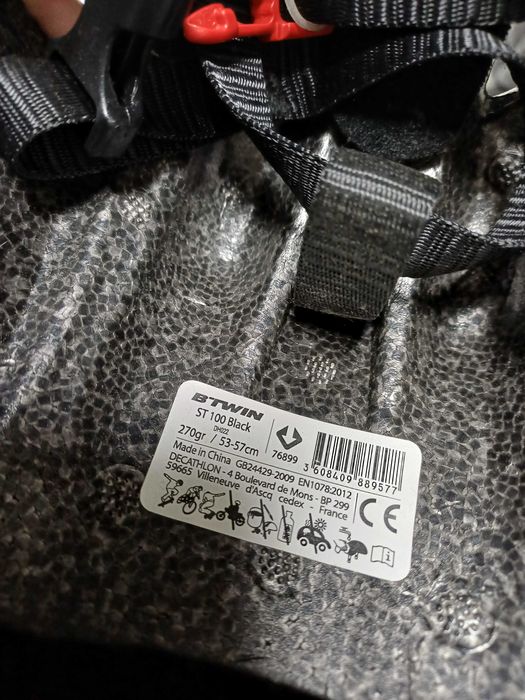 Capacete de ciclismo marca Rockrider preto