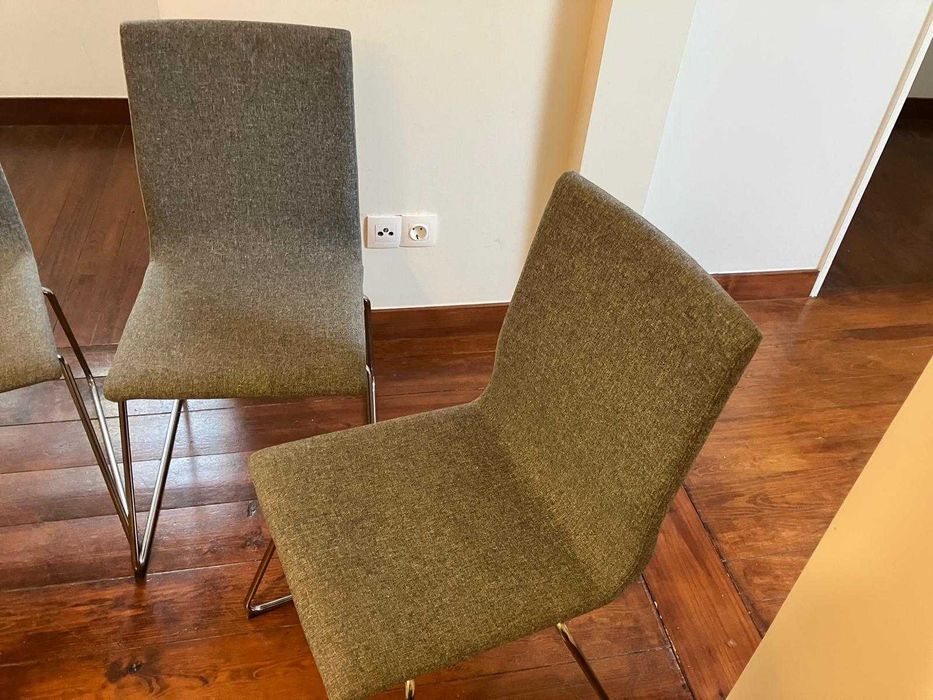 Conjunto de 4 Cadeiras Estofadas Cinzentas – Muito Bom Estado