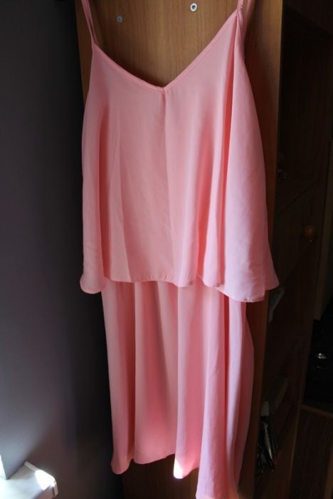 brzoskwiniowa sukienka z falbanką waterfall atmosphere s m uni szyfon