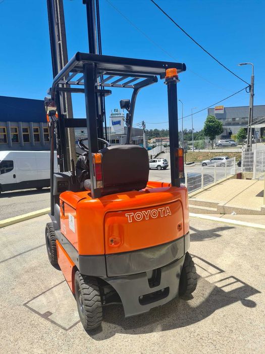 Empilhador Toyota Eléctrico 1500kg