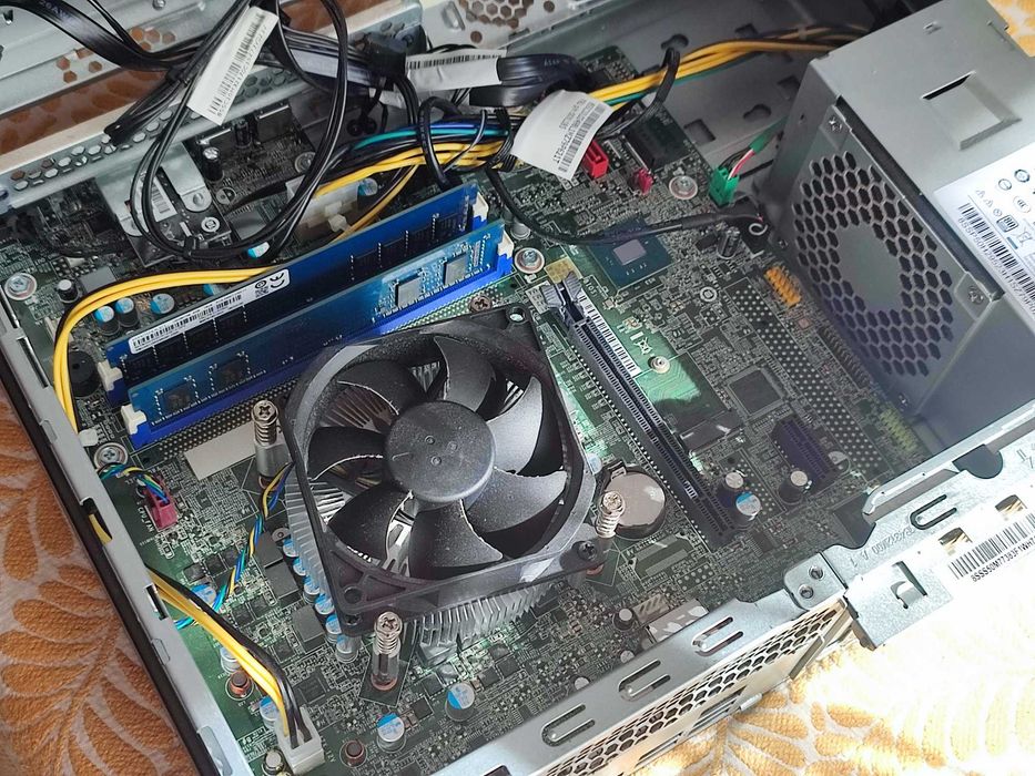 Lenovo i5-7500/8Gb/HDD 500Gb/HDMI/DP/VGA PC Computador