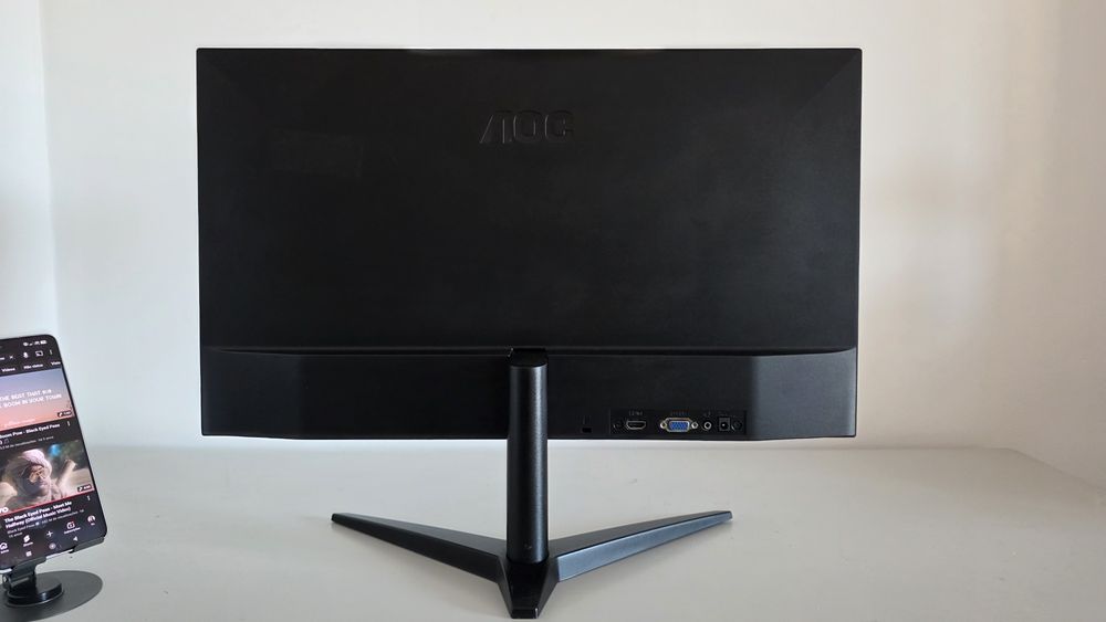Monitor 22" AOC com cabo HDMI de oferta