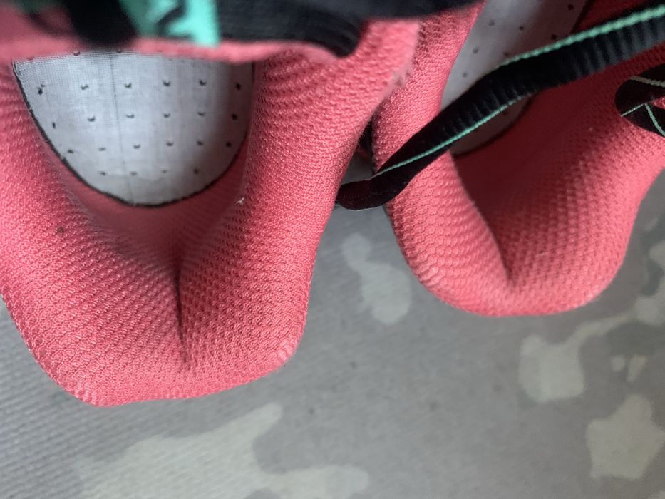 Стан новий.  женские кроссовки Karrimor Tempo 8 Trail Running Shoes в расцветке Black/Pink (черный с розовым и бирюзовыми элементами шнуровки