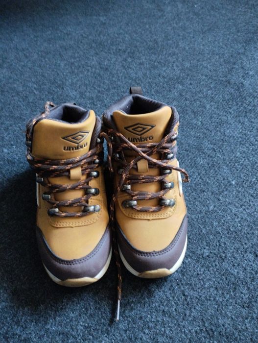 Świetne adidasy za kostkę firmy Umbro r.30