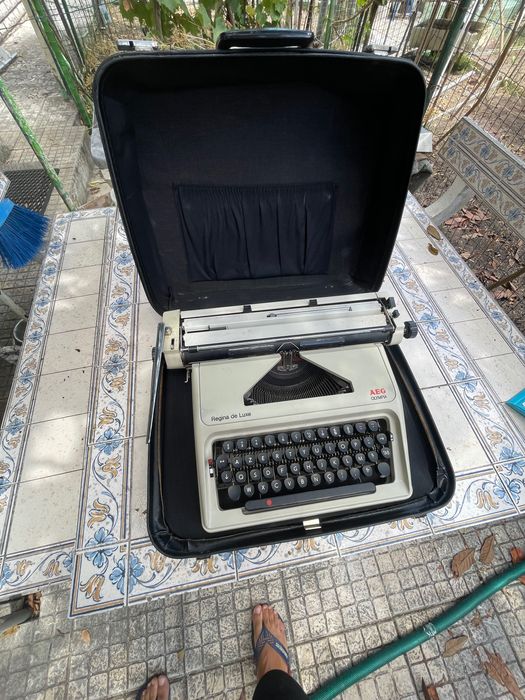 Máquina de escrever AEG