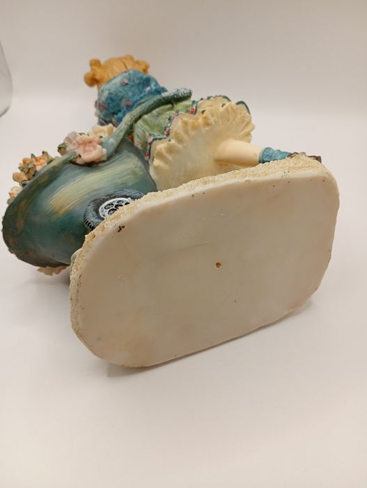 Figurka dziewczynka z taczką