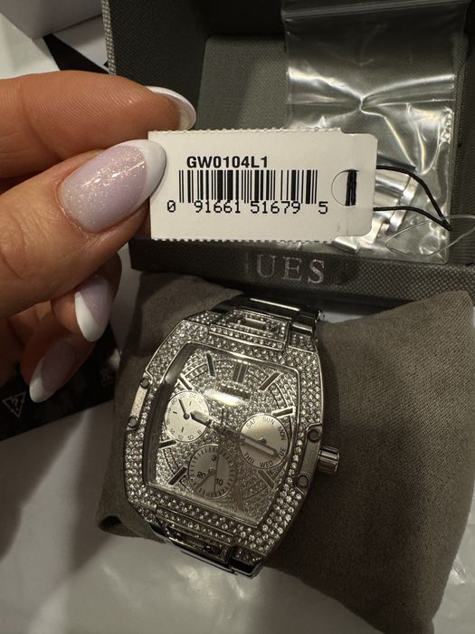 Продам часы брендовые Guess в камнях Swarovski