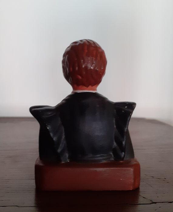 Busto do Dr. Sousa Martins.  Cerâmica.