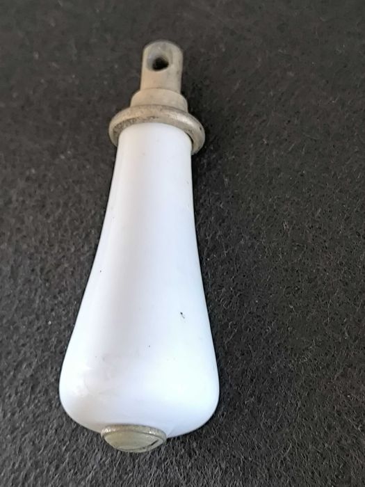 Antigo puxador de autoclismo em porcelana e metal