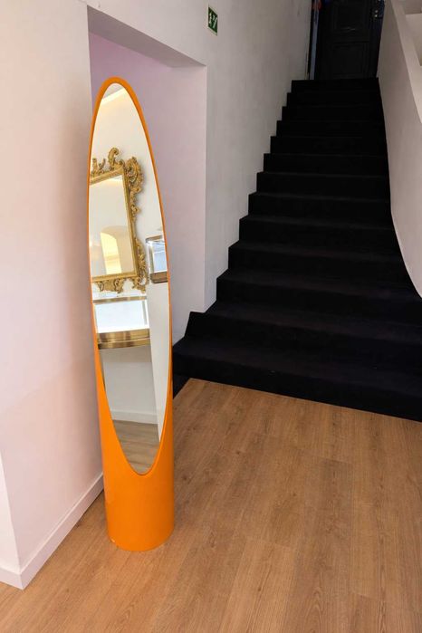 Espelho “Lipstick” de Roger Lecal – Peça de Design / Arte