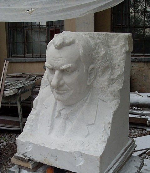 Скульптура пам'ятник з граніту-мармуру