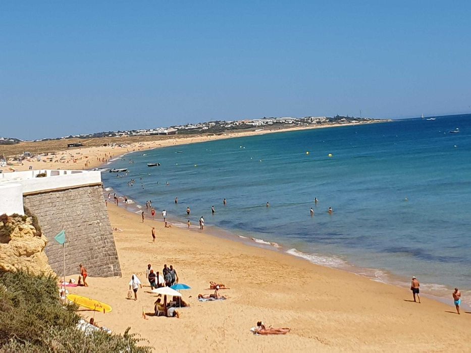 No Centro de Armação de Pera. E a 100 metros da Praia