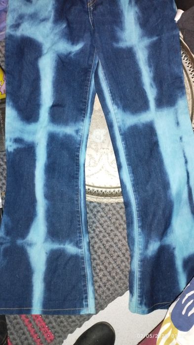 Calça tingidas ,de boca de sino