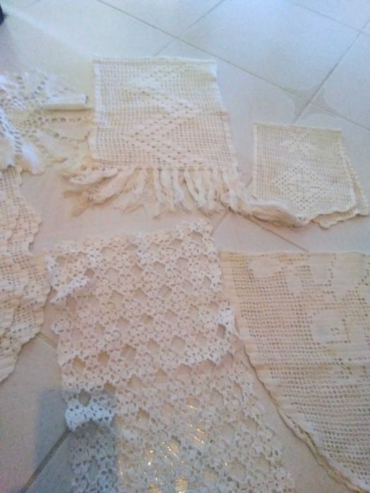 Várias peças em renda