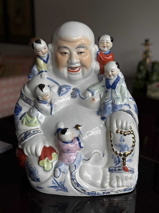 Estatueta Porcelana Chinesa — Buda Feliz com Cinco Crianças