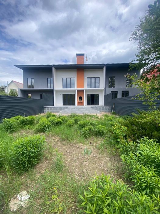 Цікавий, проект будинку на декілька входів для життя або бізнесу.