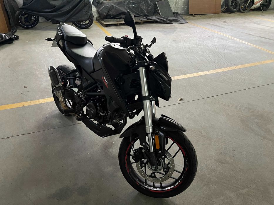 VOGE 125R 125cc - Preta / Vermelha