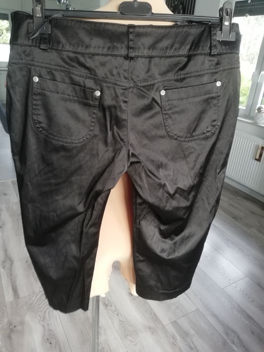 R. 42 czarne satynowe spodnie do kolan spodenki