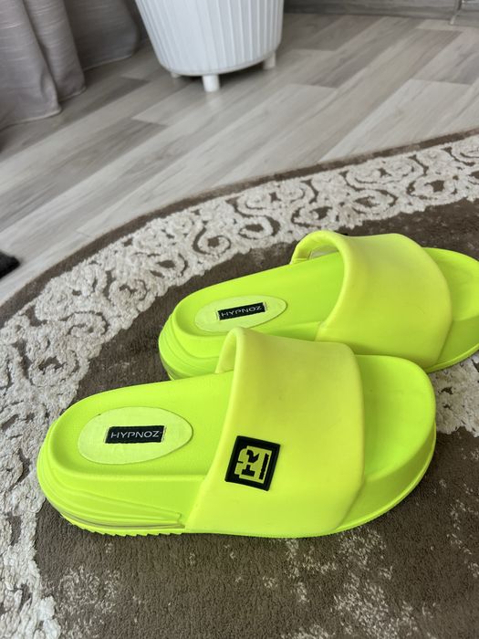 Зручні стильні шльопанці