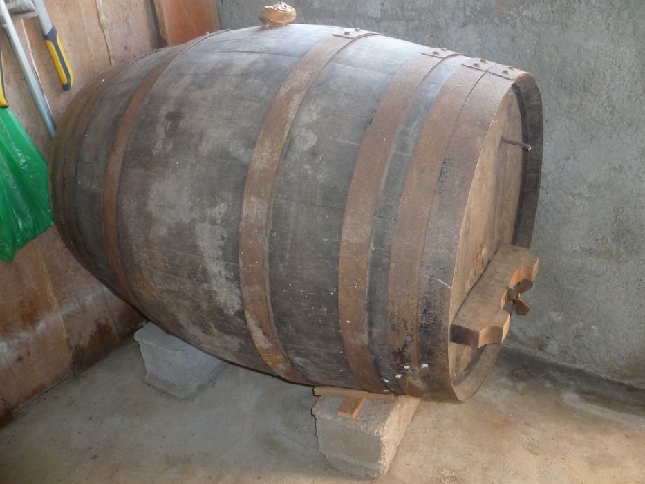 Pipa de 500 litros em madeira dos anos 70 antiga com arcos de ferro