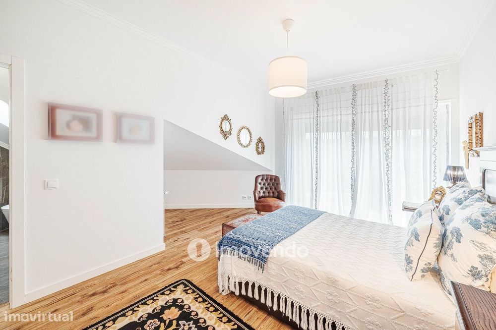 Apartamento T3 Duplex, com estacionamento, no Condomínio do Loural