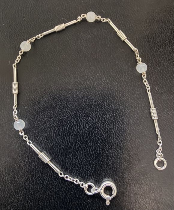 Pulseira de prata trabalhada.