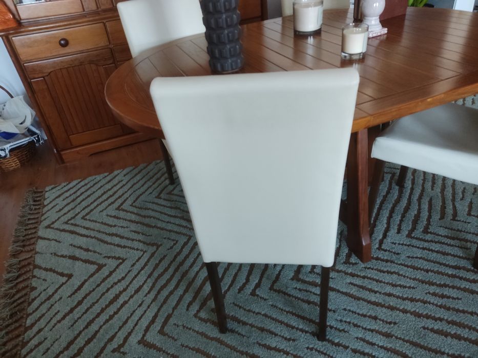 Quatro cadeiras de sala brancas em Napa