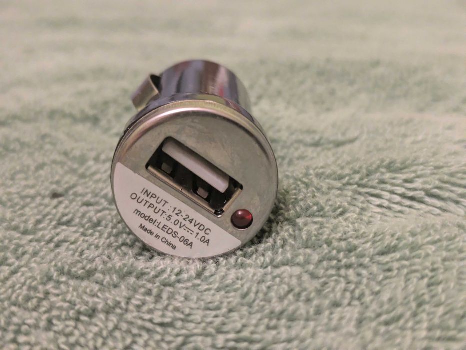 Ładowarka samochodowa USB 1A Kompaktowa z diodą sprawna