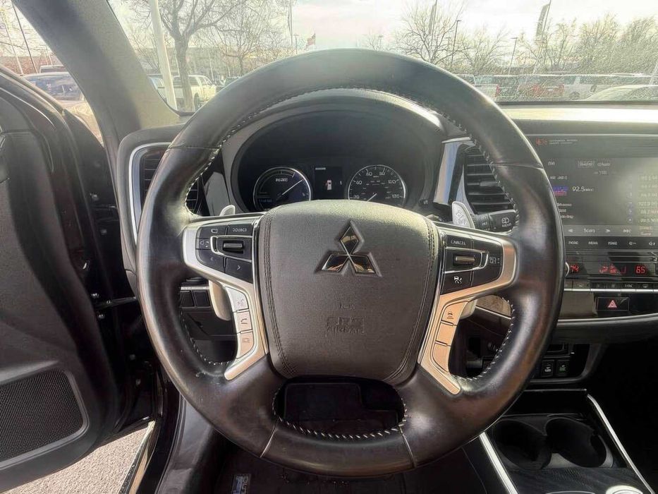 Mitsubishi Outlander Hybrid      2022