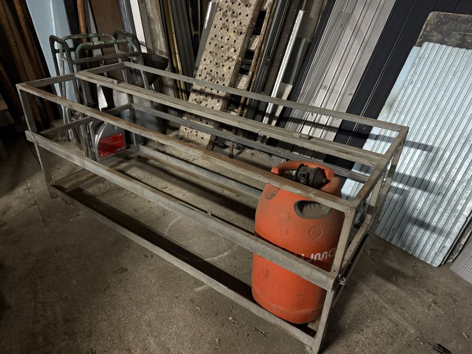 Grade/estrutura em ferro para armazenamento de bilhas de gás.