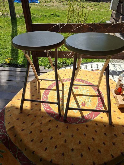 2 stolki rozkladane.