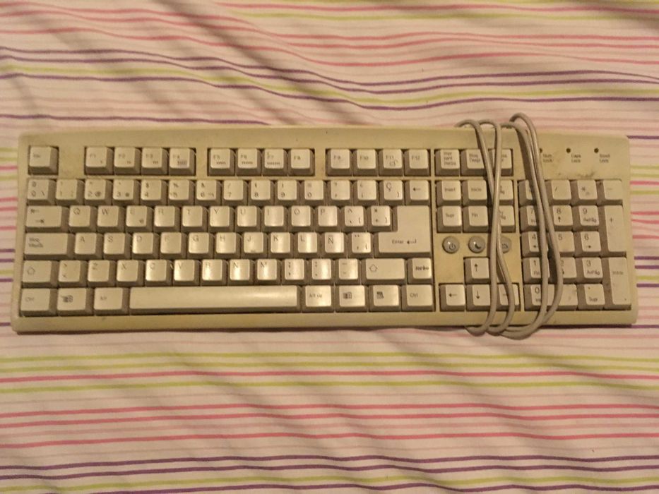Old keyboard with Spanish layout64551344941954120