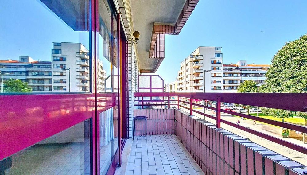 Arrenda-se T2 com garagem, perto da praia!