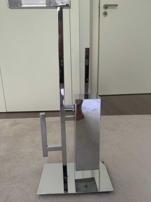 Porta piaçaba em inox, com toalha e papel higiénico