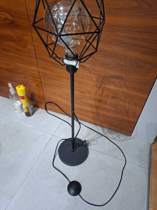 Lampa podlogowa z ażurowym kloszem i żarówką